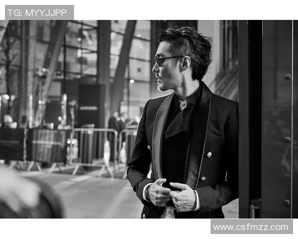 克罗地亚足球明星身穿西装展现绅士风范与运动魅力的完美结合